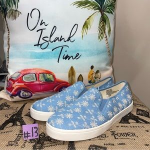 Report NWOB! Blue/White Floral Eyelet Slip On Size 11M